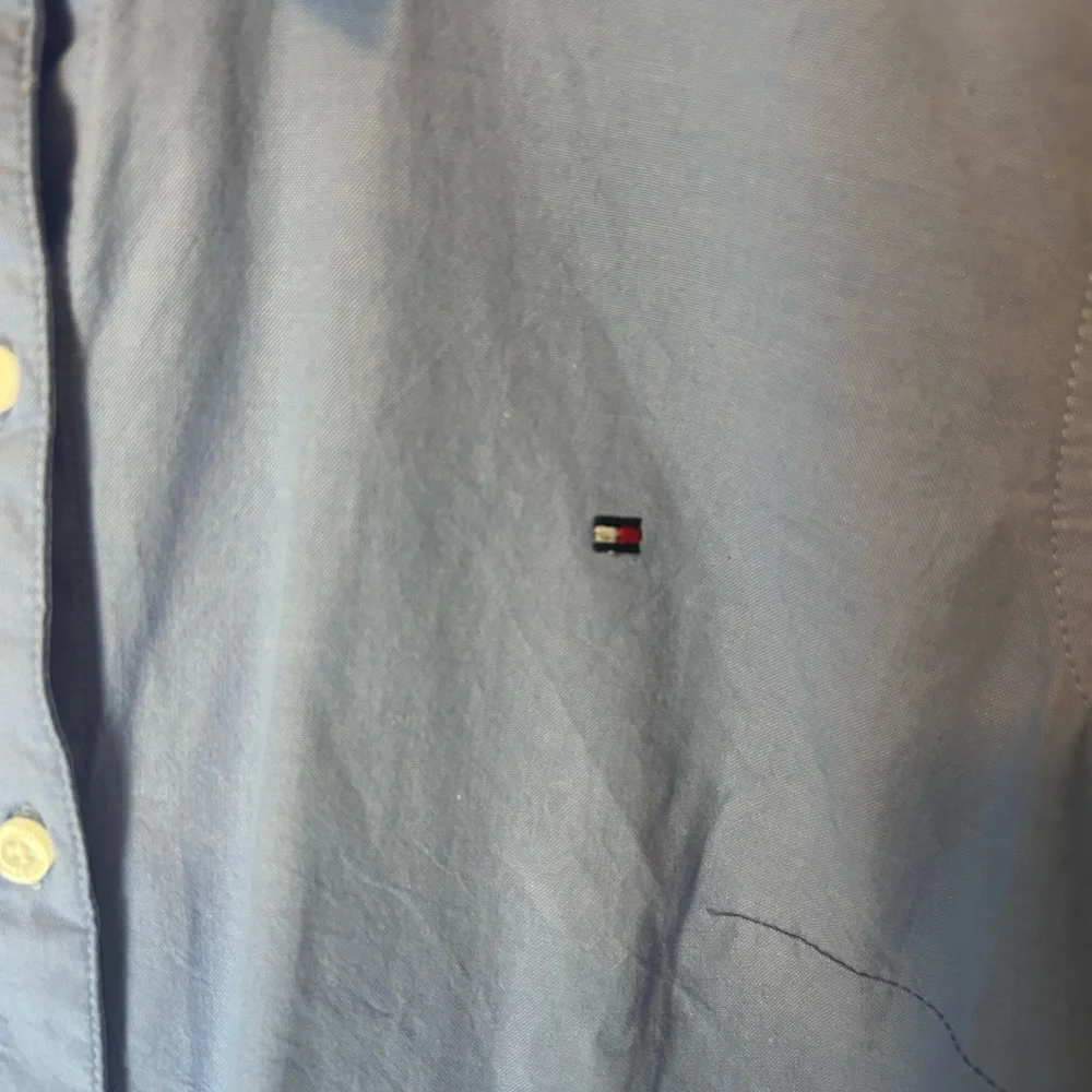 Tommy Hilfiger Classic Chambray Blue 100% Cotton Button Down Size M Office - Picture 3 of 13